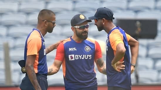 File photo of Virat Kohli (C) chatting with Hardik (L) and Krunal Pandya (R)